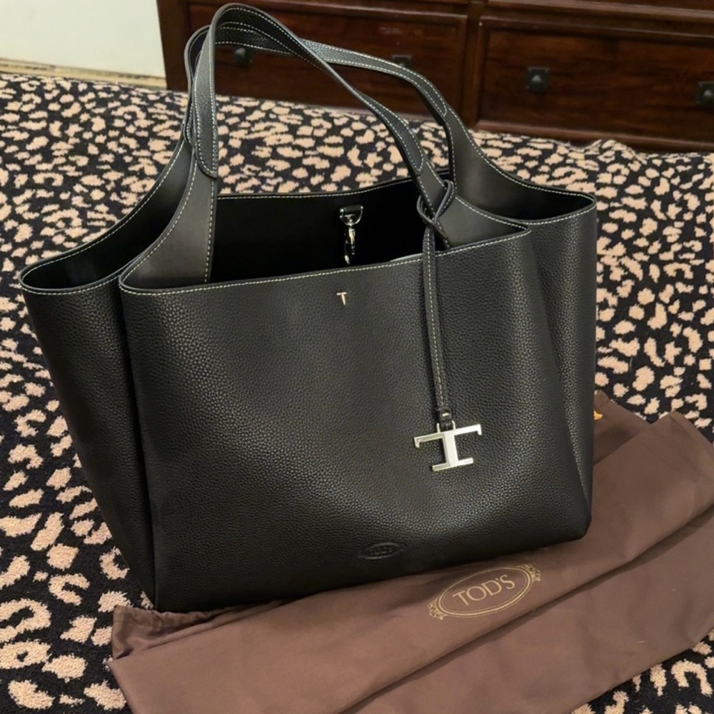 Tod's Elegant Black Leather Tote